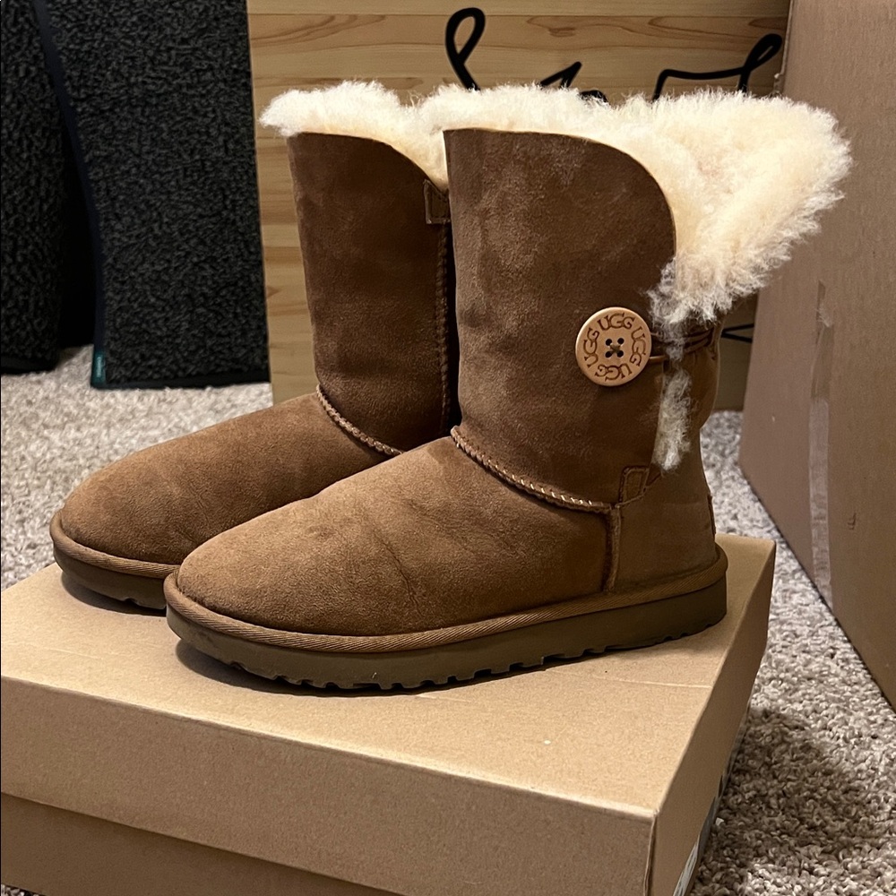 UGG Bailey Button - image 1